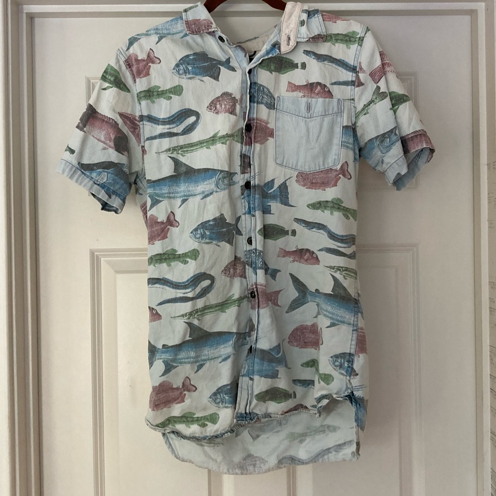 Modern amusement button up